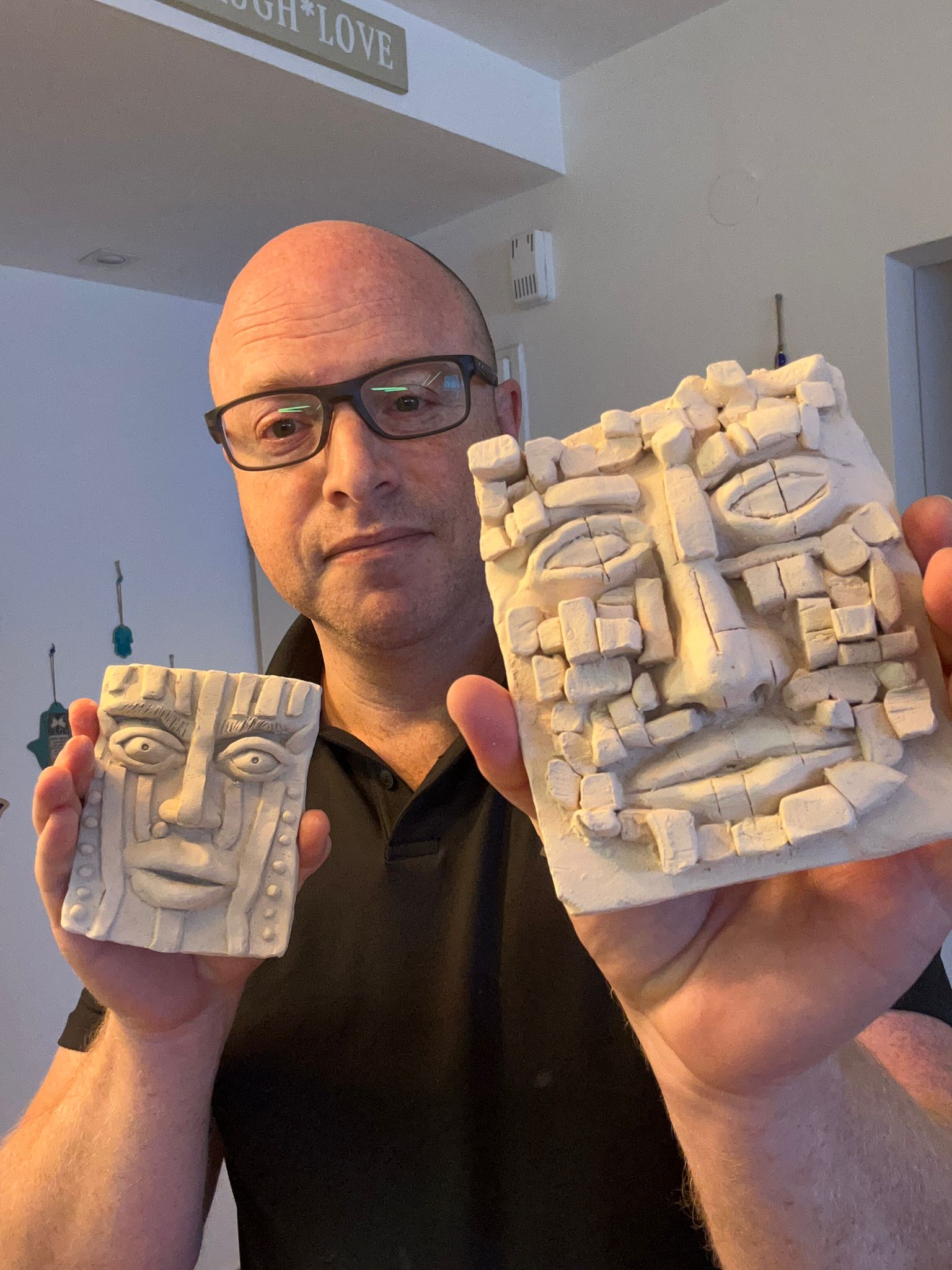 מי מסתתר מאחורי המסיכה?